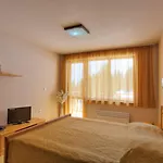 Forest Nook Aparthotel 3*